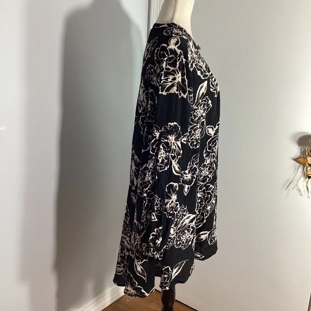 Free People Size Small  Black & White Floral Long Sleeve Tunic Top